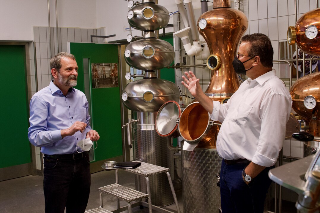      Prof. Dr. Ralf Klling-Paternoga, Leiter des Fachgebietes "Hefegenetik und Grungstechnologie" mit Minister Peter Hauk im Gesprch 