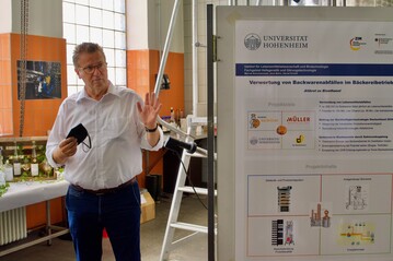  Peter Hauk zeigte sich von den Brennerei-Projekten an der Uni Hohenheim beeindruckt.