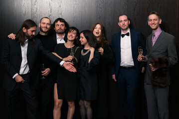 Das Team des Berliner Velvet feiert den zweiten Titel als Bar des Jahres Deutschland.