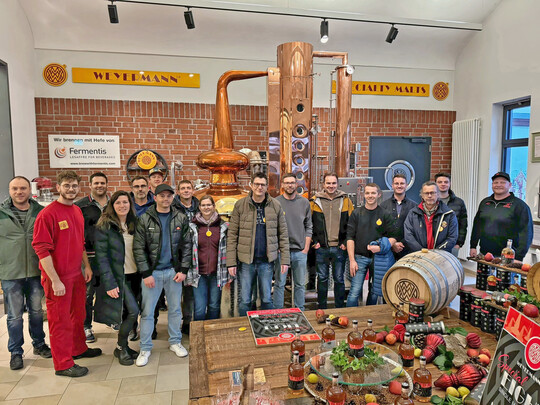 Die angehenden Brennmeister haben im Rahmen einer Exkursion 2024 die Malzfabrik Weyermann in Bamberg besucht.
