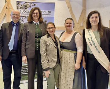 Prominente Gste bei der Jahresversammlung des Sdostbayerischen Brennerverbandes in Irschenberg: Werner Albrecht vom Bundesministerium fr Ernhrung und Landwirtschaft (von links), Landtagsprsidentin Ilse Aigner, die neue Geschftsfhrerin des Bundesverbandes der Klein- und Obstbrenner, Silke Ecker-Lion aus dem Breisgau, Geschftsfhrerin Andrea Westenthanner und Destillatprinzessin Denise Meyer aus Oberfranken.