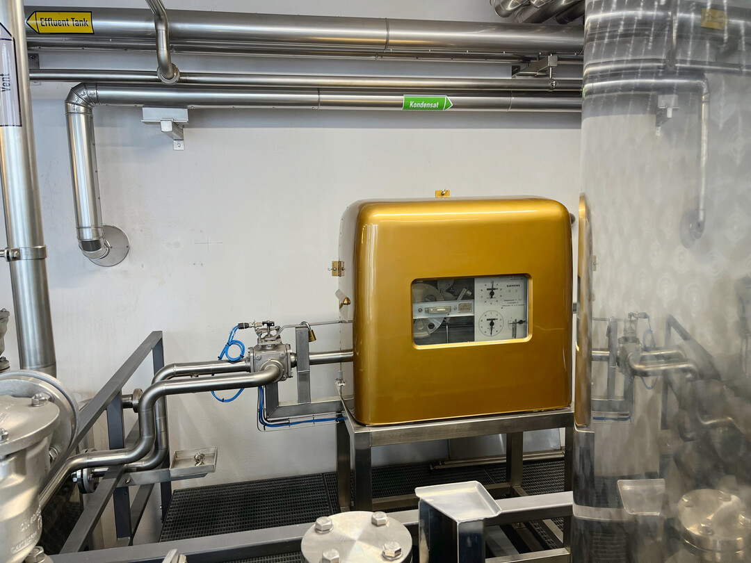 Bild aus der St. Kilian Destillerie in Rdenau. Es zeigt den Weingeistzhler von Siemens. Er und der Einheitsprobennehmer, ebenfalls von Siemens, werden seit Jahrzehnten nicht mehr produziert, sind aber vielfach noch voll funktionsfhig und im Einsatz. 