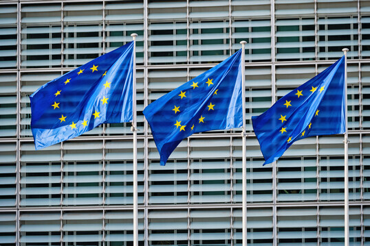 EU-Flaggen vor dem Berlaymont-Gebude, dem Hauptsitz der Europischen Kommission in Brssel.