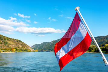 sterreichische Flagge, die auf einem Donauschiff angebracht ist