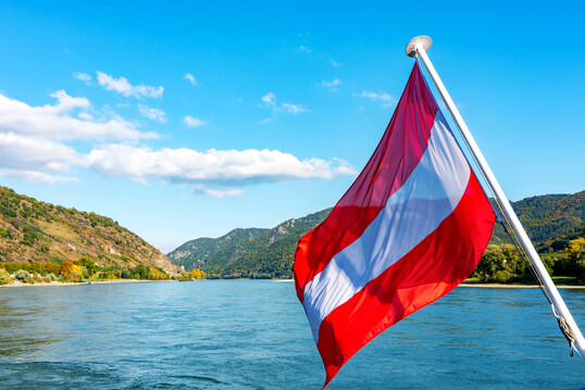sterreichische Flagge, die auf einem Donauschiff angebracht ist