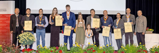 Die Landessieger 2025: LK-Vizeprsident Werner Falb-Meixner, Erich und Herbert Steiner (Steiner Edelbrnde), Sarah und Andreas Schmidl (Destillerie Stockvogler), Obstknigin Katharina Perl, Markus und Marie-Kristin Habeler (Sonnenobst Habeler), Roland Wolf, Martin Nowak (Landw. Fachschule), Johann Wagner und Obstbauverband-Prsident Johann Plemenschits.