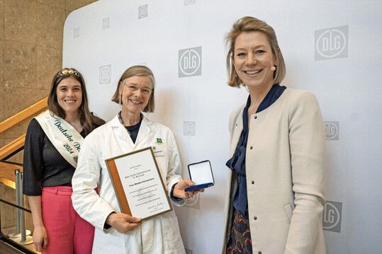 Freya von Czettritz, CEO der DLG Holding GmbH (rechts), berreicht Urkunde und Medaille an Wiebke Knnemann (Mitte) im Beisein der Deutschen Destillatknigin Anna Steinmann.
