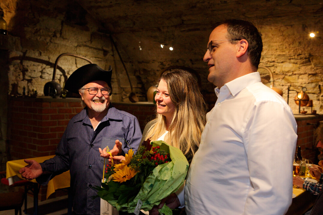 Die Sternenfelser Bürgermeisterin Antonia Walch wurde als 133.333. Besucherin von Bürgermeister Albrecht Dautel und dem Museumsleiter Kurt Sartorius (li) begrüßt.
