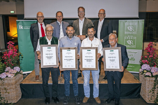 Die Preisträger. Reihe vorne von links: Moster des Jahres Bertram Nachbaur und die drei Brenner des Jahres Werner Scheffknecht, Patrick Säly und Elmar Domig.
Reihe hinten von links: Ulrich Höfert (LK), Josef Moosbrugger (Präsident LK), LR Christian Gantner und Marcel Strauß (GF Ländle Qualitätsprodukte Marketing GmbH)