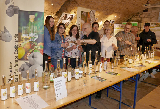 Im Schwbischen Schnapsmuseum verkosteten die Besucher am Tag der Streuobstwiese exklusive Schnpse aus Streuobstprodukten.