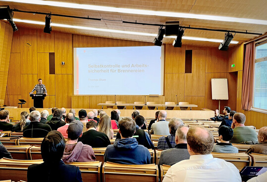 Thomas Blum erläutert den Tagungsteilnehmenden den Leitfaden zur Selbstkontrolle und Arbeitssicherheit für Brennereien.