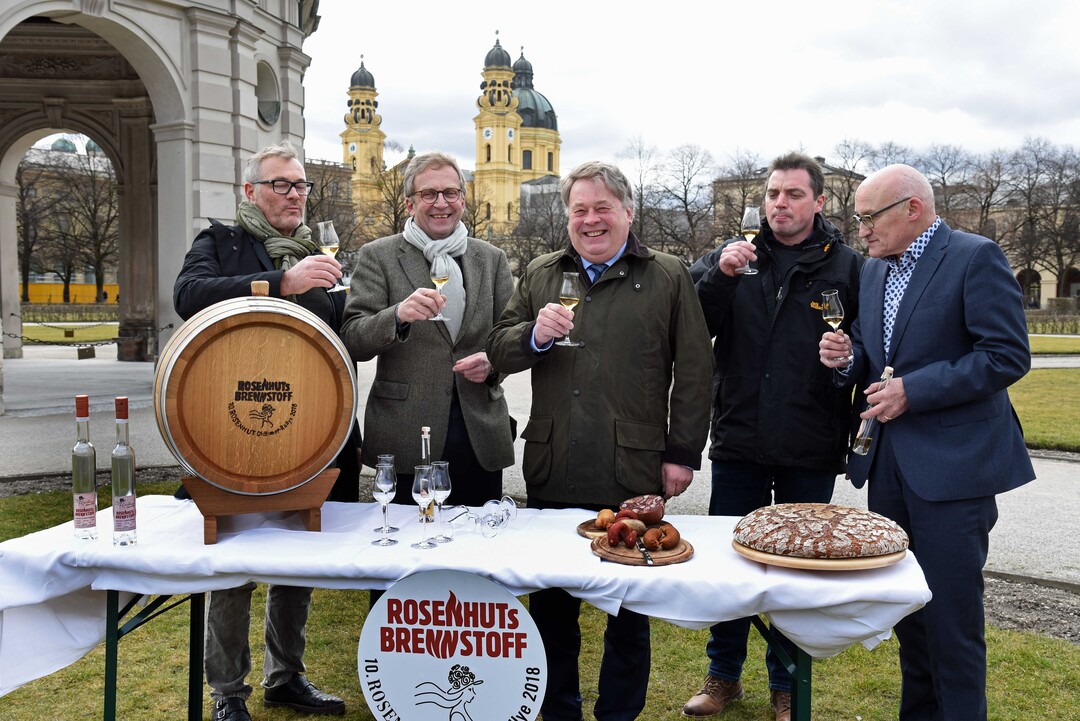 Minister Helmut Brunner mit v. l. Georg Schwarz (Schwarzbrennerei, Schlüsselfeld, Lkr. Bamberg), Günter Wecklein (Alte Hausbrennerei Wecklein, Binsbach, Lkr. Main-Spessart), Johannes Haas (Edelbrennerei Haas, Pretzfeld, Lkr. Forchheim) und Joachim Fischer (Edelobstbrennerei Fischer, Wiesentheid, Lkr. Kitzingen).