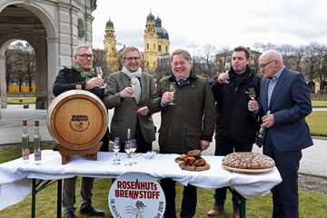 Minister Helmut Brunner mit v. l. Georg Schwarz (Schwarzbrennerei, Schlsselfeld, Lkr. Bamberg), Gnter Wecklein (Alte Hausbrennerei Wecklein, Binsbach, Lkr. Main-Spessart), Johannes Haas (Edelbrennerei Haas, Pretzfeld, Lkr. Forchheim) und Joachim Fischer (Edelobstbrennerei Fischer, Wiesentheid, Lkr. Kitzingen). 