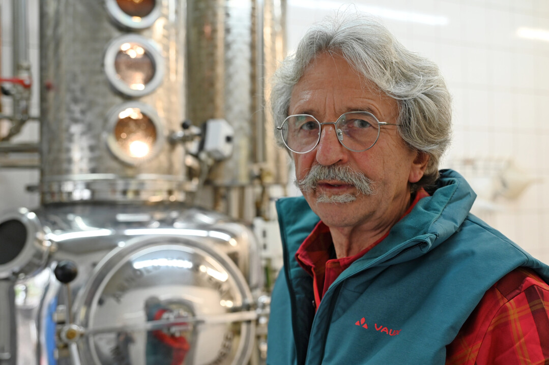 Der Destillateurmeister Franz Penth vor seiner Holstein-Brennerei.
