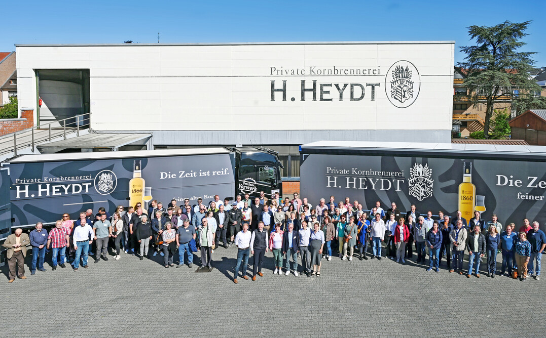 Gruppenbild der Destillateurmeistertagung im Emsland vor der Privaten Kornbrennerei Heydt