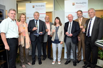 Landwirtschaftsministerin Hfken (4.v.re.) verlieh die Medaille. Weinbauprsident Schrank (re.) und Direktor Schnabel (li.) gratulierten Otto Hey (mit Gattin neben Herrn Schnabel). Links neben der Ministerin Jrgen Grhl (bis 2012) 27 Jahre Stellvertretender Vorsitzender der Pflzer Klein-und Obstbrenner), rechts von der Ministerin Dr. Wilhelm Bruns, Prsident der Bundesfinanzdirektion Sdwest. 2.v.r. Ralf Horberger, Abteilungsleiter Landwirtschaft im MULEWF. 