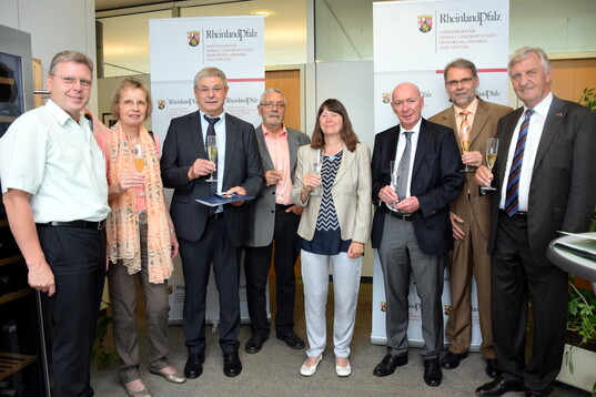 Landwirtschaftsministerin Hfken (4.v.re.) verlieh die Medaille. Weinbauprsident Schrank (re.) und Direktor Schnabel (li.) gratulierten Otto Hey (mit Gattin neben Herrn Schnabel). Links neben der Ministerin Jrgen Grhl (bis 2012) 27 Jahre Stellvertretender Vorsitzender der Pflzer Klein-und Obstbrenner), rechts von der Ministerin Dr. Wilhelm Bruns, Prsident der Bundesfinanzdirektion Sdwest. 2.v.r. Ralf Horberger, Abteilungsleiter Landwirtschaft im MULEWF. 