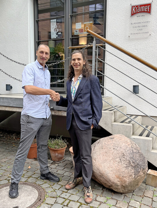 Gregor Thormann gratuliert dem Prfungsbesten, Anton Baum,