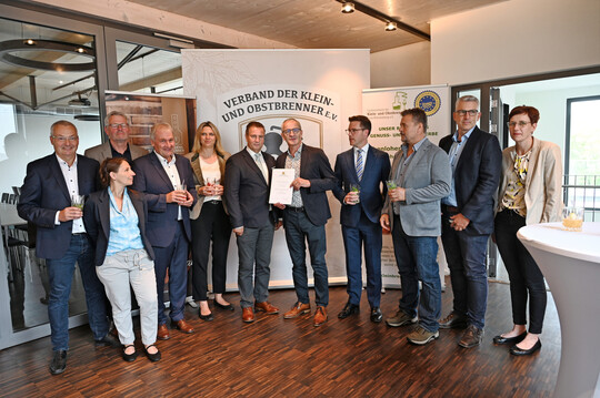 Die drei baden-württembergischen Kleinbrenner-Verbände nahmen den Zuschussbescheid im Esslinger Teamwerk aus den Händen von Landwirtschaftsminister Peter Hauk entgegen. Ebenfalls anwesend waren der Vorsitzende der CDU-Landtagsfraktion Manuel Hagel und die CDU-Landtagsabgeordnete Sarah Schweizer.