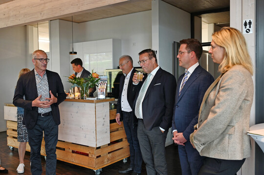 Ulrich Müller, Präsident von Badens Brennern, begrüßt die Politiker mit einem Cocktail.