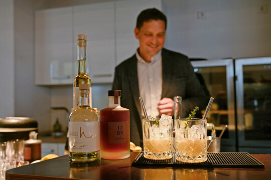Johannes Halter hat aus seinen Destillaten aromatische Cocktails hergestellt.