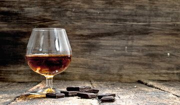Cognac-Glas und Schokolade