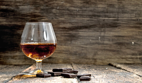 Cognac-Glas und Schokolade
