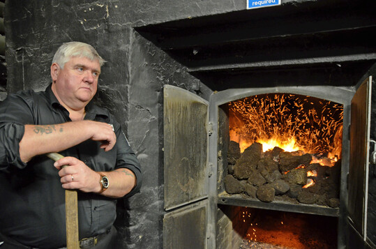 Torffeuer zum Darren von Malz bei der schottischen Brennerei Laphroaig auf der Hebrideninsel Islay.