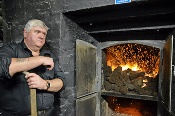 Torffeuer zum Darren von Malz bei der schottischen Brennerei Laphroaig auf der Hebrideninsel Islay.