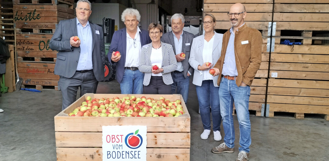 Offizieller Start in die Apfelsaison am Bodensee mit (v. l.) WOG-Geschftsfhrer Jrgen Nssle, KOB-Sortenprfer Dr. Ulrich Mayr, Staatssekretrin Sabine Kurtz, Obstregionsvorsitzender Thomas Heilig, Obstregionsgeschftsfhrerin Anja Renz und Obstregionsvorsitzender Erich Rhrenbach. 