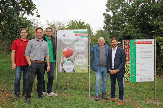 Sie engagieren sich in Kirchheim am Ries f�r das regionale Streuobst (v. l.): Mario Hofelich, 2. Vorsitzender des OGV, Timo Schumann, Daniel �bele, dessen Vater Dietmar �bele und B�rgermeister Danyel Atalay.�
