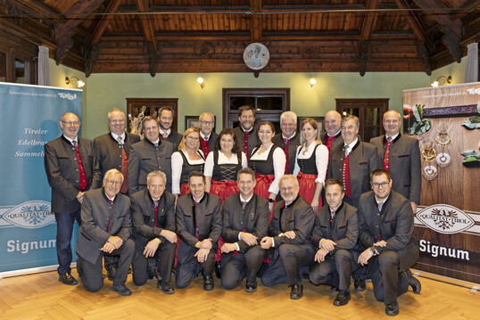Die Tiroler Edelbrandsommeliers anlsslich der Prsentation ihres Signum-Gemeinschaftsbrandes im Jahr 2023.