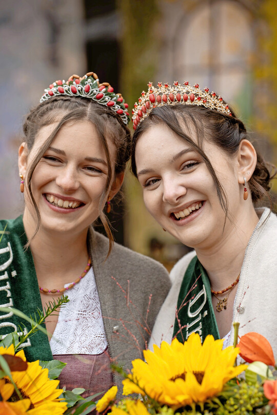 Die Dirndlhoheiten Mirjam Neuwirth und Magdalena Taschl.