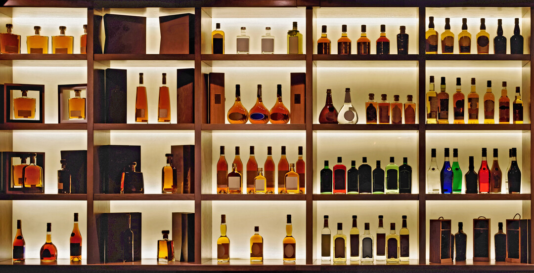 Anders als bei Wein und Bier gibt es für Spirituosen keine Formflasche, sondern eine große Formenvielfalt an Flaschentypen. Sie ist nicht unerheblich für die Markenbildung. Und sie bleibt – im Prinzip – auch nach Inkrafttreten der neuen EU-Verpackungsverordnung erhalten.