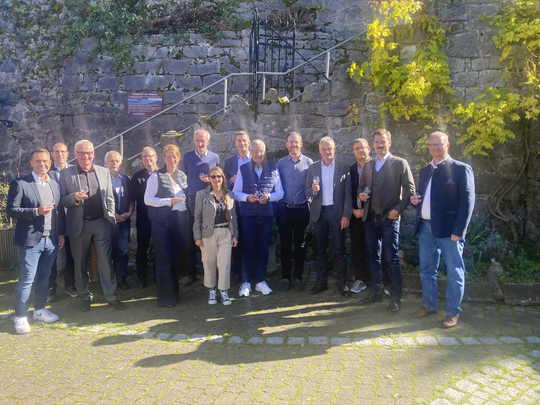 Mitgliederversammlung der Obstverschlussbrenner 2025 auf Burg Windeck mit Referenten und Gsten.
