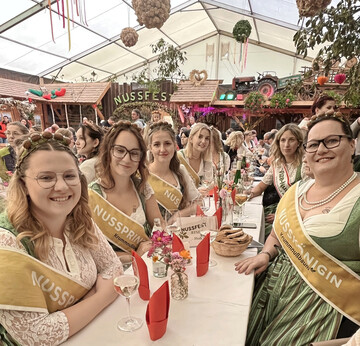 Gleich vier Hoheiten reprsentieren fr 2 Jahre die Walnuss und die Gemeinde Krummnussbaum: die Nussprinzessinnen Vanessa Klbinger, Nadine Enne, Nina Enengel und die Nussknigin Anita Auer.
