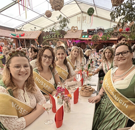 Gleich vier Hoheiten reprsentieren fr 2 Jahre die Walnuss und die Gemeinde Krummnussbaum: die Nussprinzessinnen Vanessa Klbinger, Nadine Enne, Nina Enengel und die Nussknigin Anita Auer.