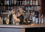 Tobias Petri, der Betreiber der Mainzer Bar Spiritus, mixt einen Drink. Ein Screenshot des Videos der Initiative Maßvoll genießen.