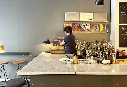 Blick in die Bar Garçon von Mario Messig in München. Die Musik vom Plattenspieler macht