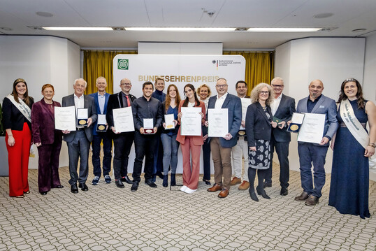 Ministerialdirektorin Christel Jagst (2. v. l.) überreichte gemeinsam mit Freya von Czettritz (7. v. l.), CEO der DLG Holding, im Beisein von Destillatkönigin Anna Steinmann (l.) und Destillatprinzessin Denise Meyer (r.) Urkunden und Medaillen an die diesjährigen Bundesehrenpreisträger Spirituosen in Königswinter bei Bonn.