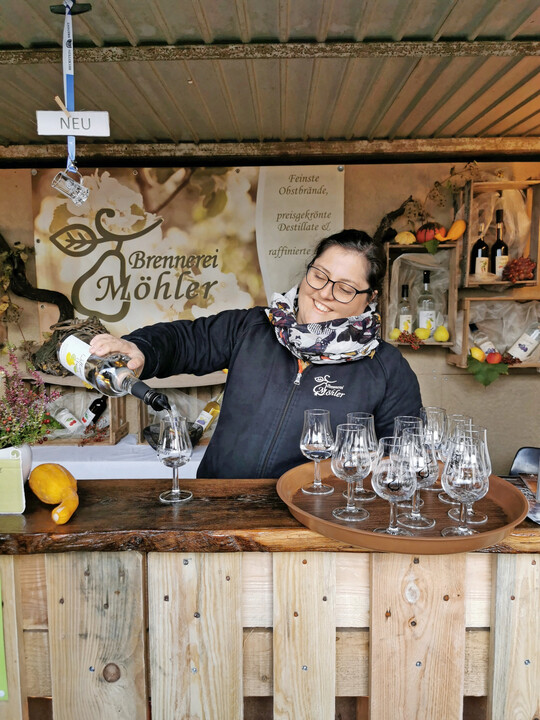 Brennereien schenkten edle Brände, Geiste und Liköre aus.