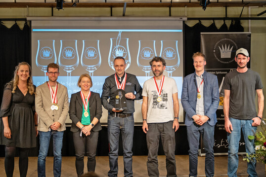 Die Nominierten für den Titel „Brennerei des Jahres“ mit Distisuisse Präsidentin Katja Riem: V.l.n.r.: Katja Riem, Daniel Z’graggen, Evelyne Galliker-Etter, Toni Schürch (Amstutz Manufaktur – Brennerei des Jahres), Nicolas Bloch (Distillerie Distillerie de Saconnex-d’Arve), Elias Hecht (Gunzwiler Distillerie), Luis Humbel ).