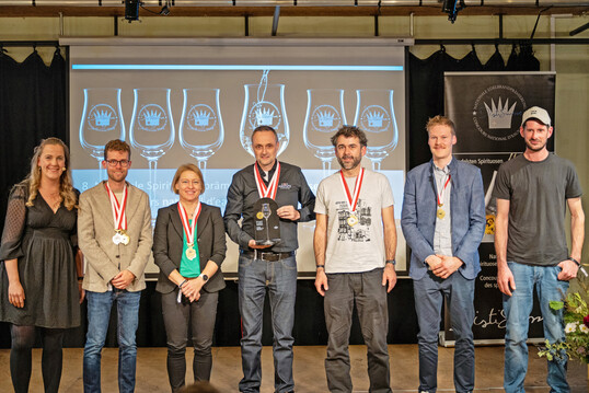 Die Nominierten für den Titel „Brennerei des Jahres“ mit Distisuisse Präsidentin Katja Riem: V.l.n.r.: Katja Riem, Daniel Z’graggen, Evelyne Galliker-Etter, Toni Schürch (Amstutz Manufaktur – Brennerei des Jahres), Nicolas Bloch (Distillerie Distillerie de Saconnex-d’Arve), Elias Hecht (Gunzwiler Distillerie), Luis Humbel ).