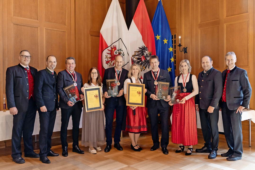 LK-Obstverarbeitungsreferent Ulrich Zeni, Präsident Josef Hechenberger, Franz und Elisabeth Benedikt (Landessieger Liköre), Otto Permoser (Landessieger Brände, Stift Wilten), Angelika und Markus Spitaler (Landessieger Brände) und Daniela Lener (Landessiegerin Brände) mit LH-Stv. Josef Geisler und LK-Fachbereichsleiter Wendelin Juen