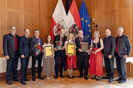 LK-Obstverarbeitungsreferent Ulrich Zeni, Präsident Josef Hechenberger, Franz und Elisabeth Benedikt (Landessieger Liköre), Otto Permoser (Landessieger Brände, Stift Wilten), Angelika und Markus Spitaler (Landessieger Brände) und Daniela Lener (Landessiegerin Brände) mit LH-Stv. Josef Geisler und LK-Fachbereichsleiter Wendelin Juen