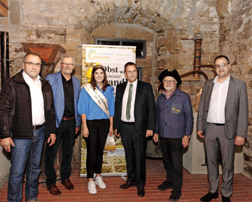 Es gratulierten zum Immateriellen Kulturerbe Gerd Kinzinger, Landesverband Nord-Wrttemberg, Alois Gerig, Prsident des Bundesverbandes der Klein- und Obstbrenner, Anna Steinmann, Deutsche Destillatknigin, Peter Hauk, Landesminister, Kurt Sartorius, Museumsleiter und Brgermeister Albrecht Dautel. (v.l.)