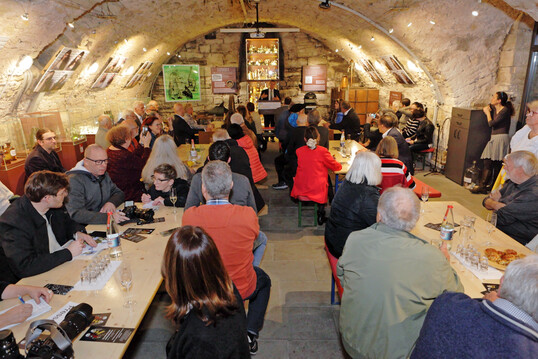 Der Keller im Schwbischen Schnapsmuseum war bis auf den letzten Platz besetzt, als am 13. November die Aufnahme der Handwerklichen Brennkunst ins Immaterielle Kulturerbe der UNESCO gefeiert wurde.