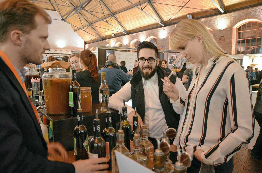 Messebesucher bei der 0711Spirits.