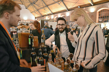 Messebesucher bei der 0711Spirits.