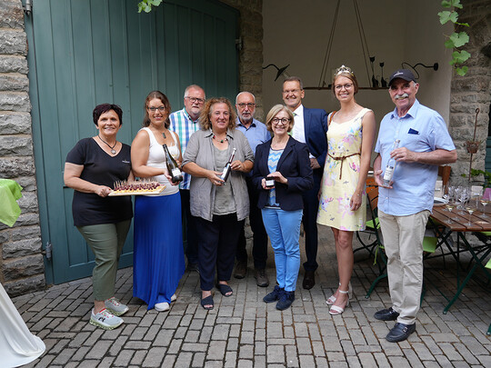Zwischenstopp im Weingut Galena mit Verkostung und guter Laune: Gstefhrerin Beate Fiala von der Infovinothek Sommerach, Gastgeberin Franziska Galena, Moderator Eberhard Schellenberger, Brgermeisterin Elisabeth Drescher, LWG-Prsident Andreas Maier, die stv. Landrtin Dr. Susanne Knof, Prof. Richard Balling vom StMELF, die Frnkische Weinknigin Eva Brockmann und Artur Steinmann, Prsident des Frnkischen Weinbauverbands.